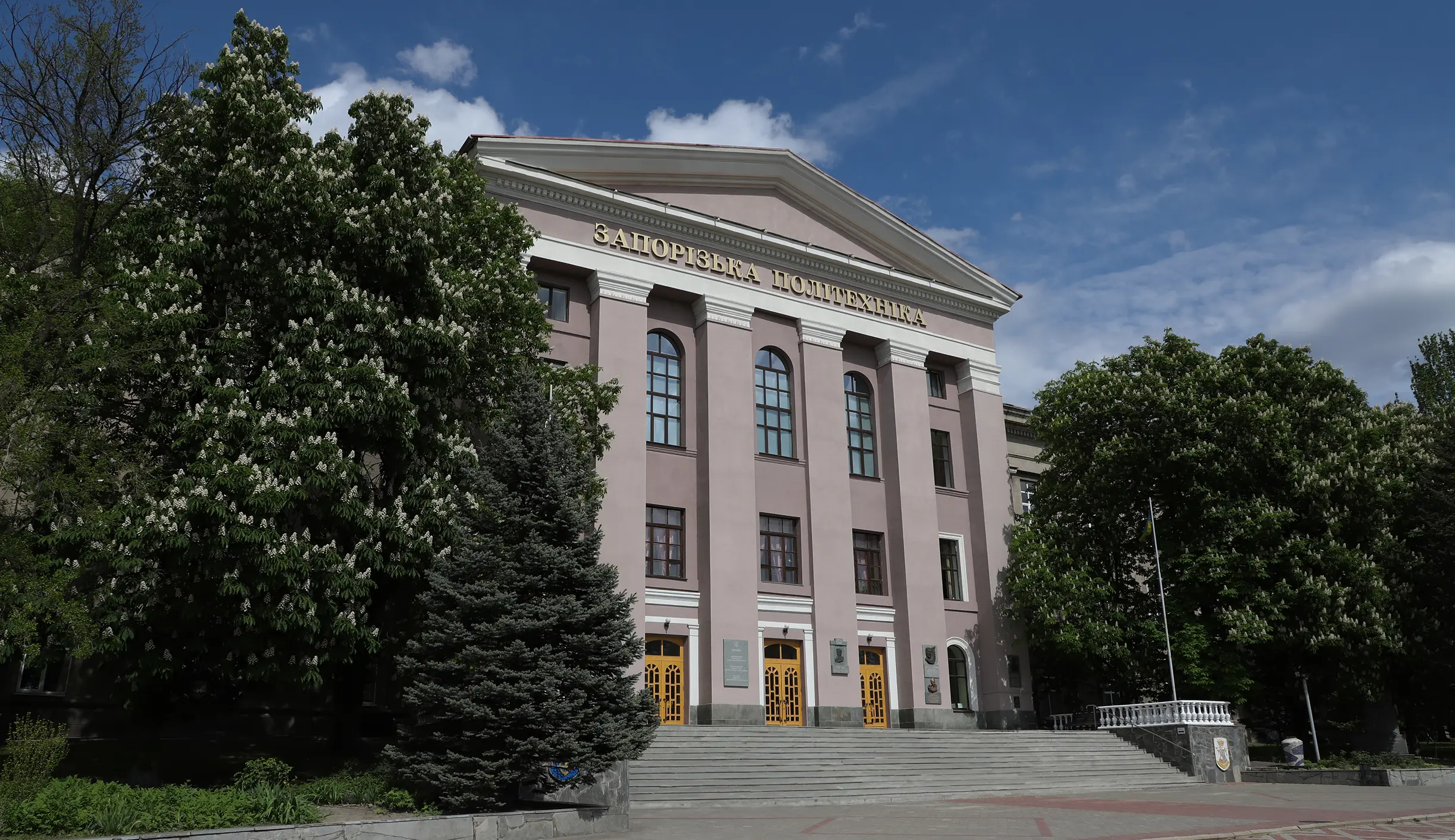 Головний корпус університету