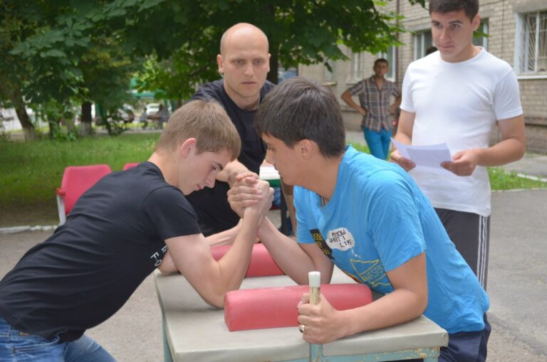 Змагання з армрестлінгу