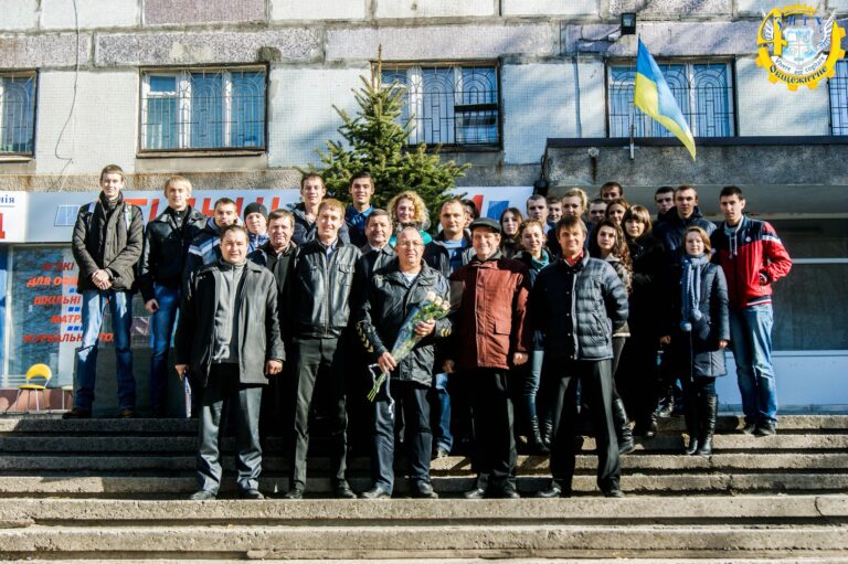 Ялинка біля гуртожитку №4 як привітання Сергія Борисовича Бєлікова з 17-річчям на посаді ректора «Машинки»