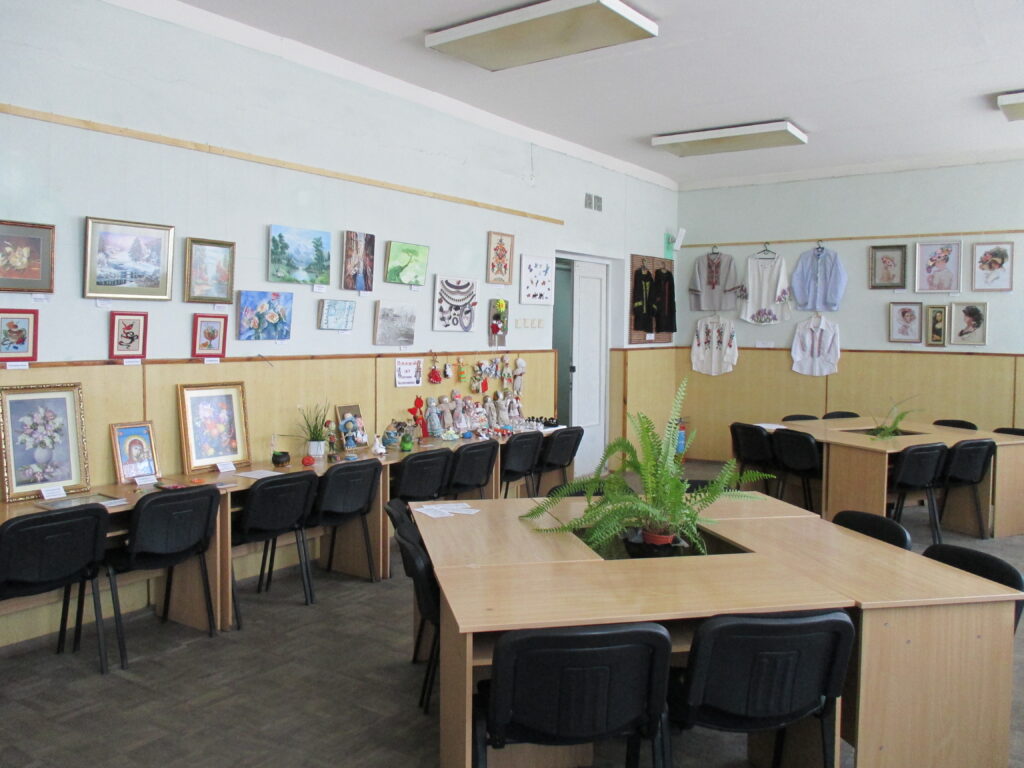 Meeting with craftsmen from the creative association «Gems of Zaporizhzhia» at the exhibition in the Scientific Library of ZNTU