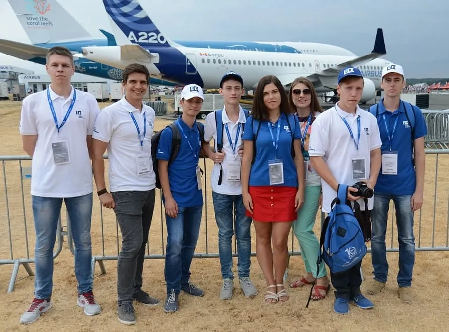 Boris Kolesnikov showed hundreds of young aviators of Ukraine the largest aviation forum in London