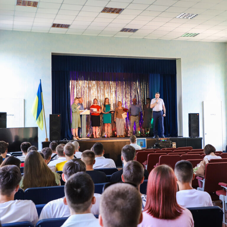 Урочиста церемонія вручення дипломів у Запорізькому будівельному фаховому коледжі