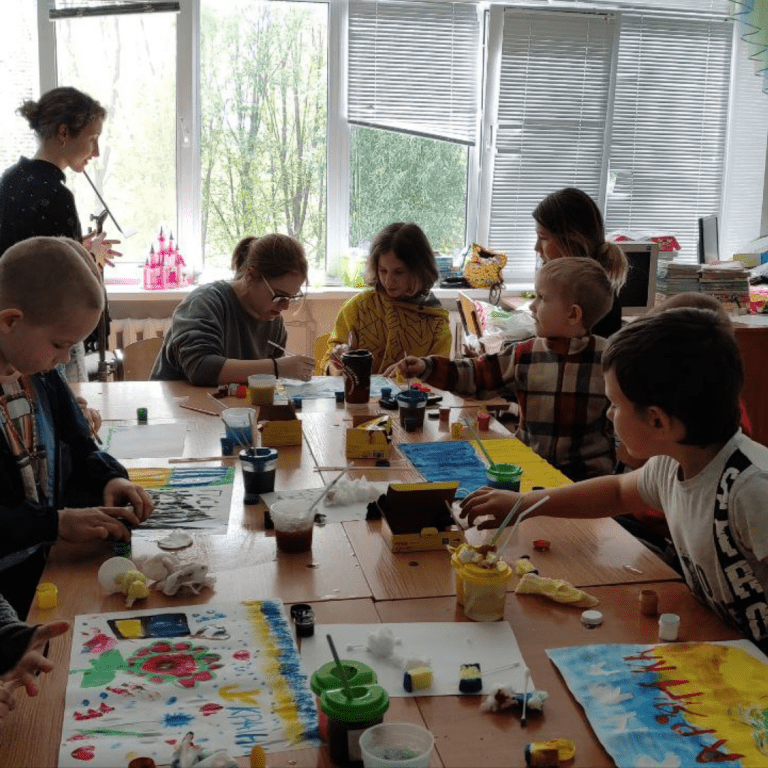 Арттерапевтична робота магістрантів кафедри психології з дітьми ВПО в проєкті «Мистецтво допомагає» від БФ «Приятелі дітей»