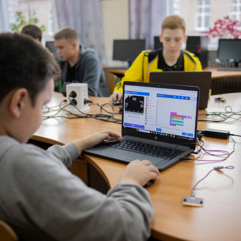 «Do it with Micro:bit»: Мехатроніка. Основи програмування
