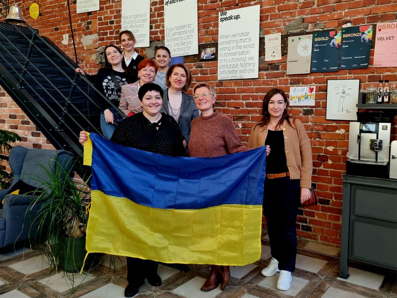 Естонія з прапором