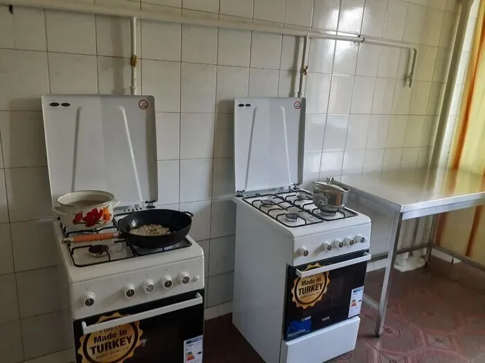 На кожному поверсі є оновлені кухні з газовими плитами.