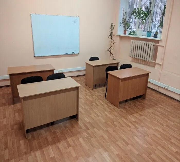 На першому поверсі гуртожитку є кімната для занять з виходом в мережу Internet через Wi-Fi.