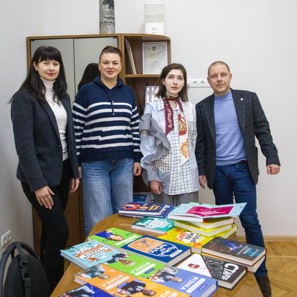 DYUNU received a book gift for future inventors and startupers