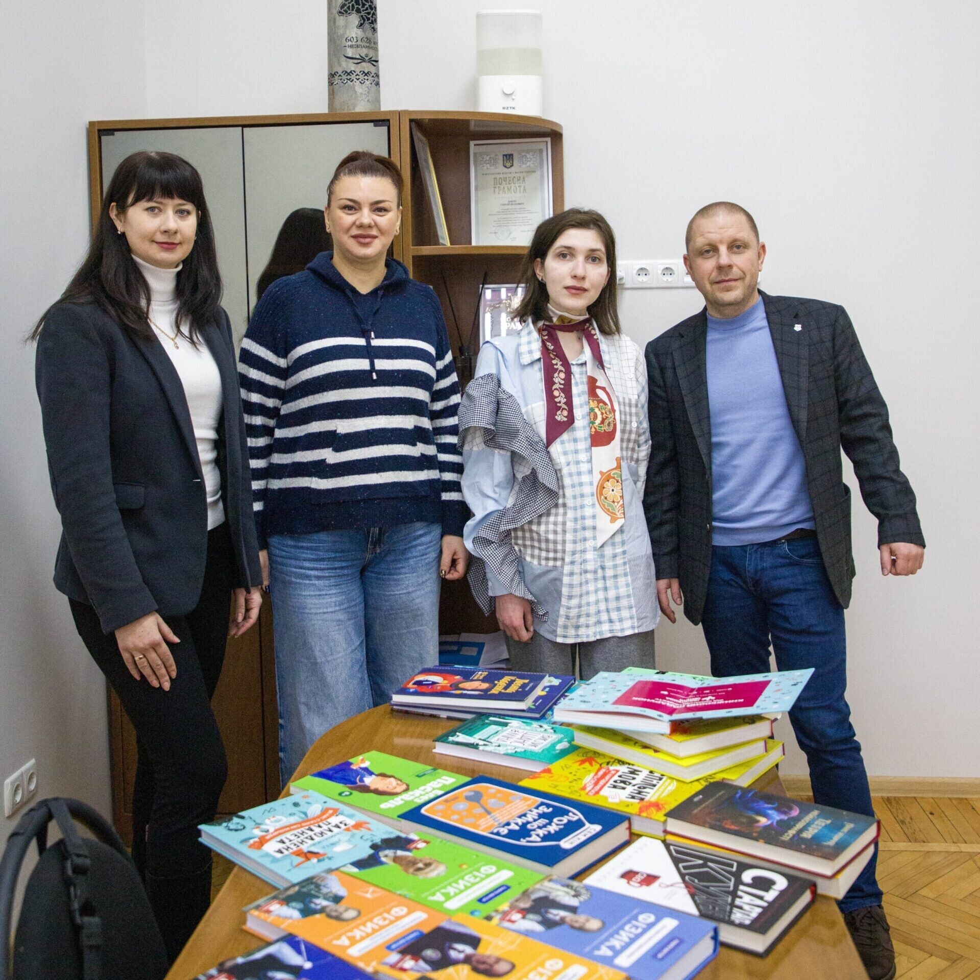 DUNE received a book gift for future inventors and startups