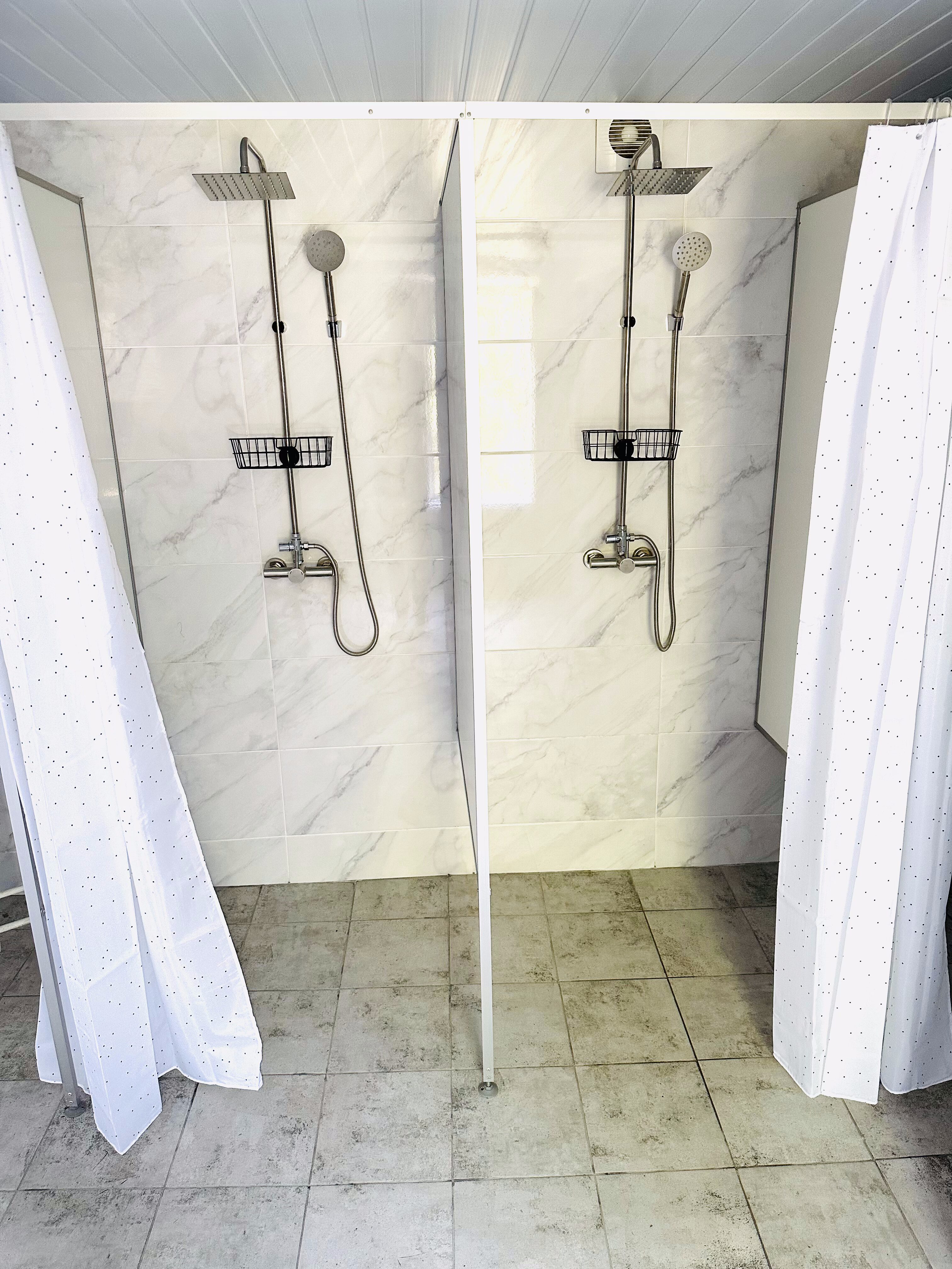On the first floor, there is one men's shower room with eight stalls and a second shower room—for women—with twelve stalls.