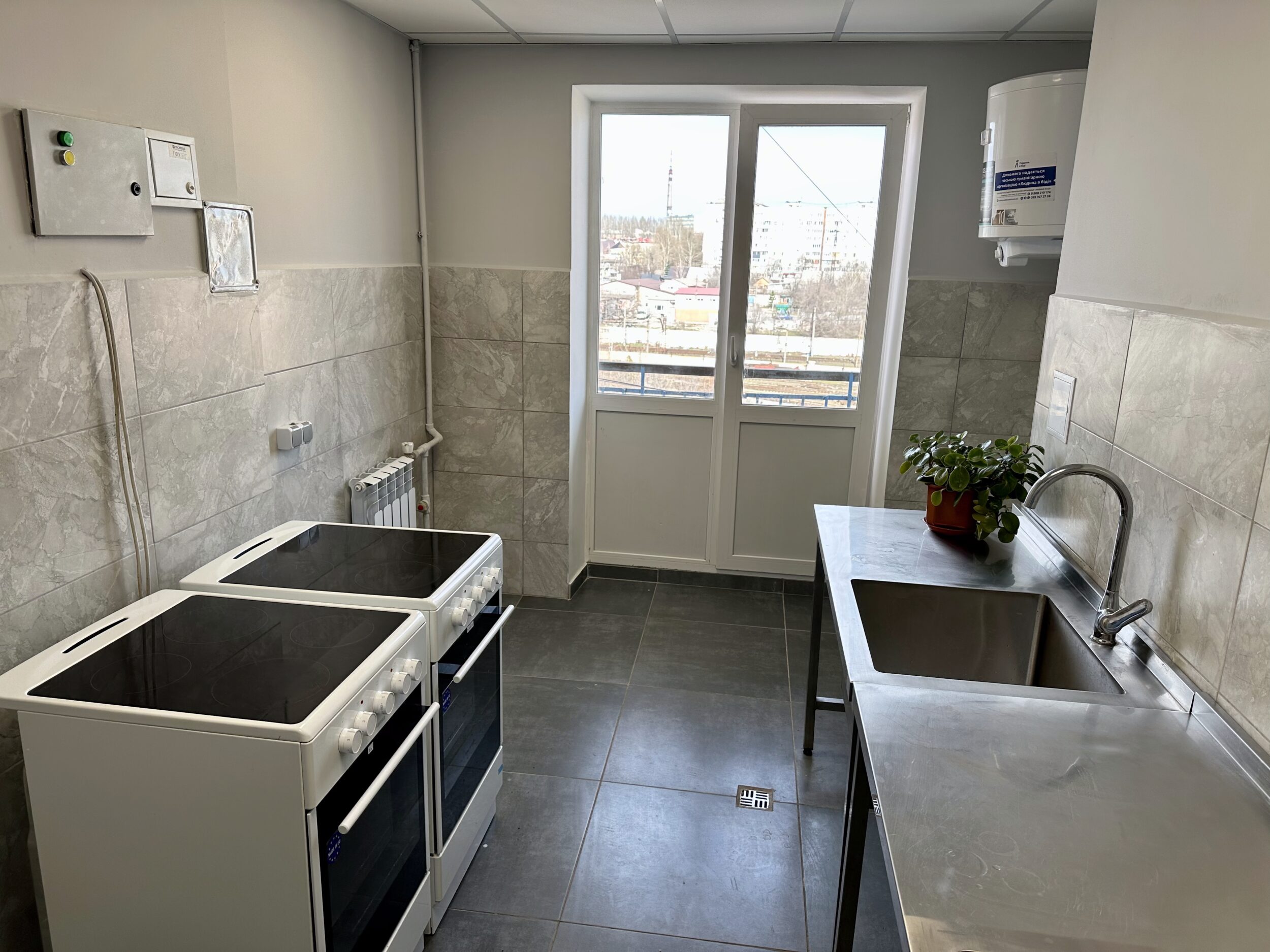 На кожному блоці гуртожитку встановлені та доступні для користування електричні плити