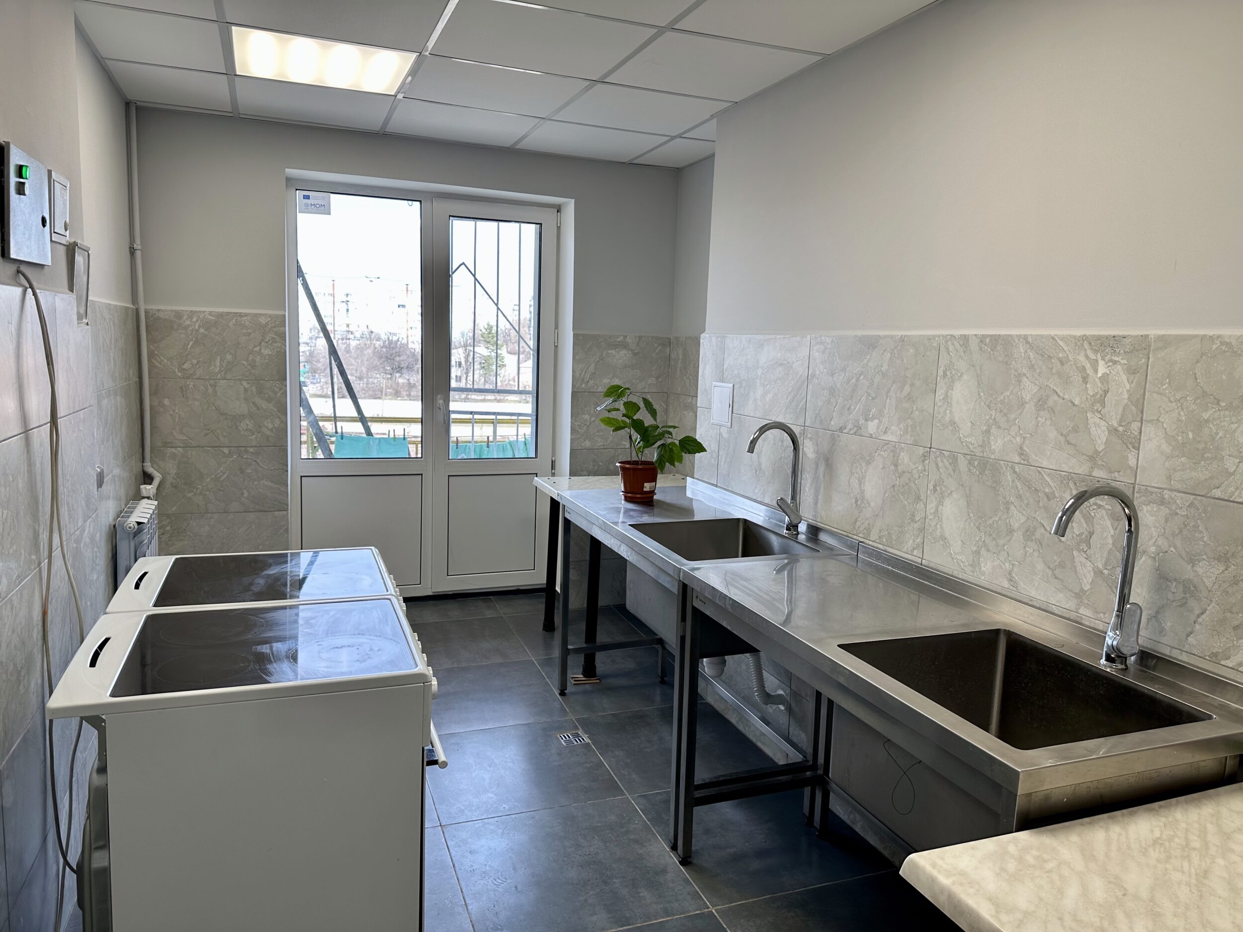 На кожному блоці гуртожитку встановлені та доступні для користування електричні плити