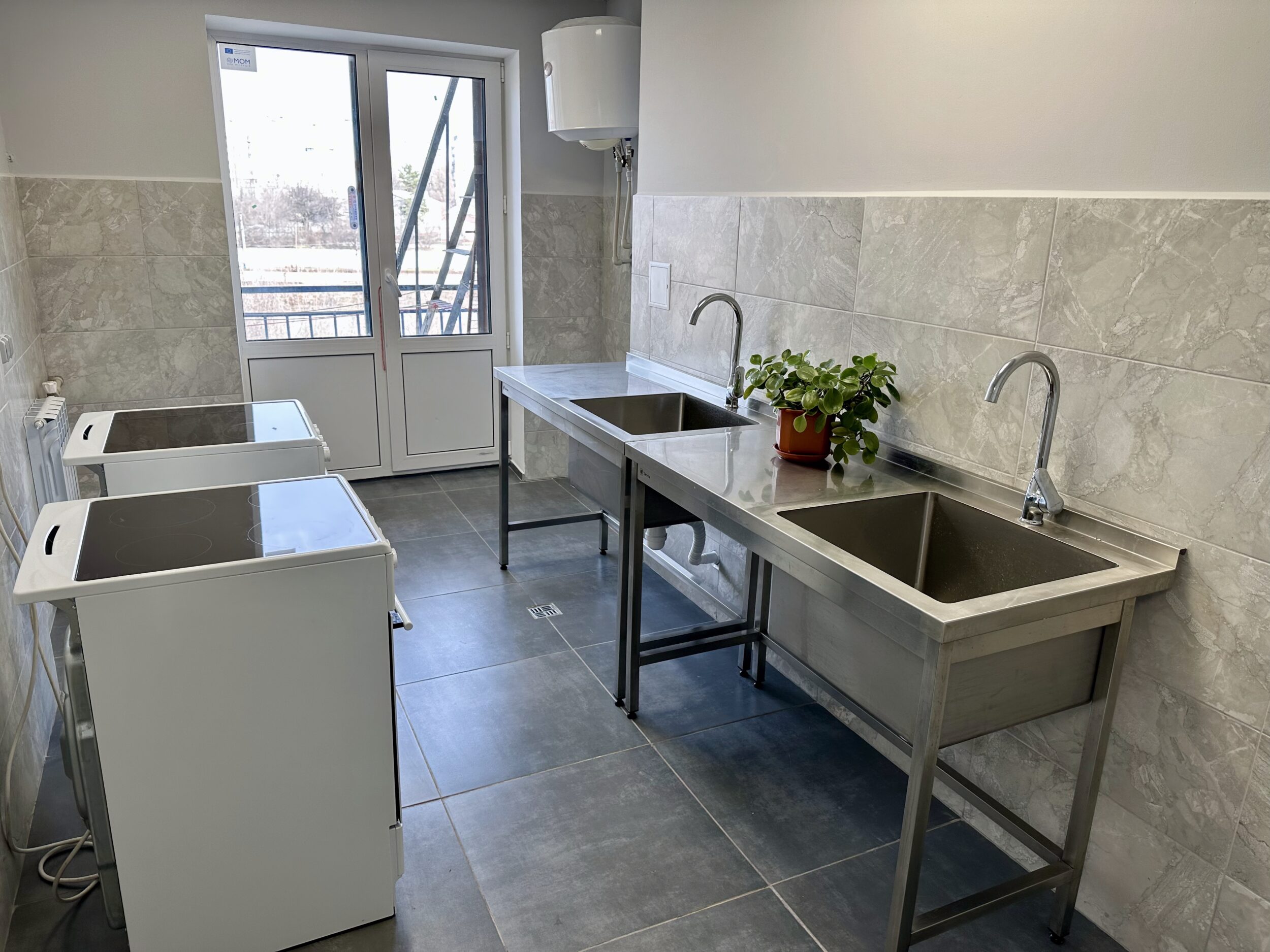 На кожному блоці гуртожитку встановлені та доступні для користування електричні плити