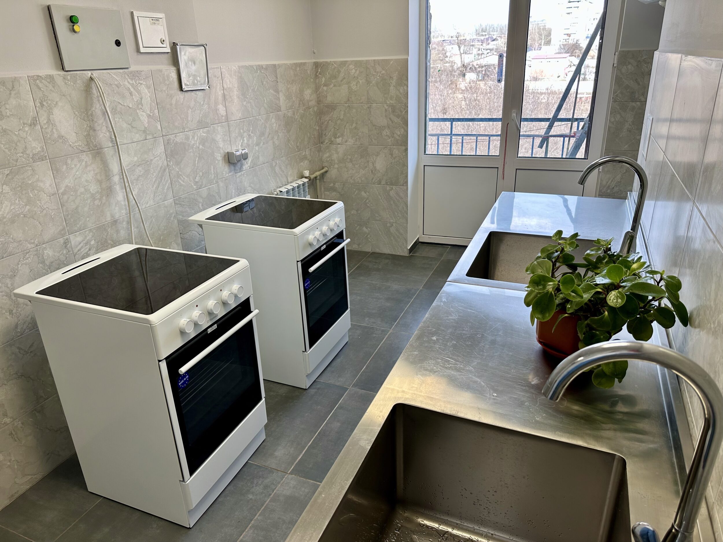 На кожному блоці гуртожитку встановлені та доступні для користування електричні плити