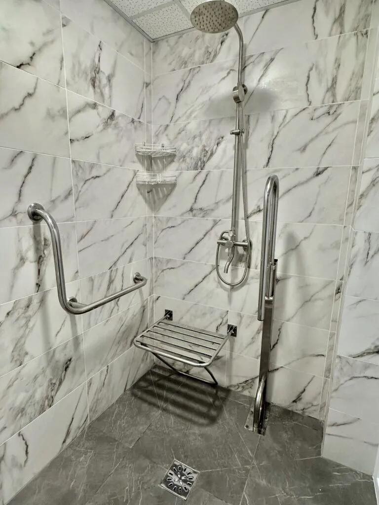On the first floor, there is one men's shower room with eight stalls and a second shower room—for women—with twelve stalls.