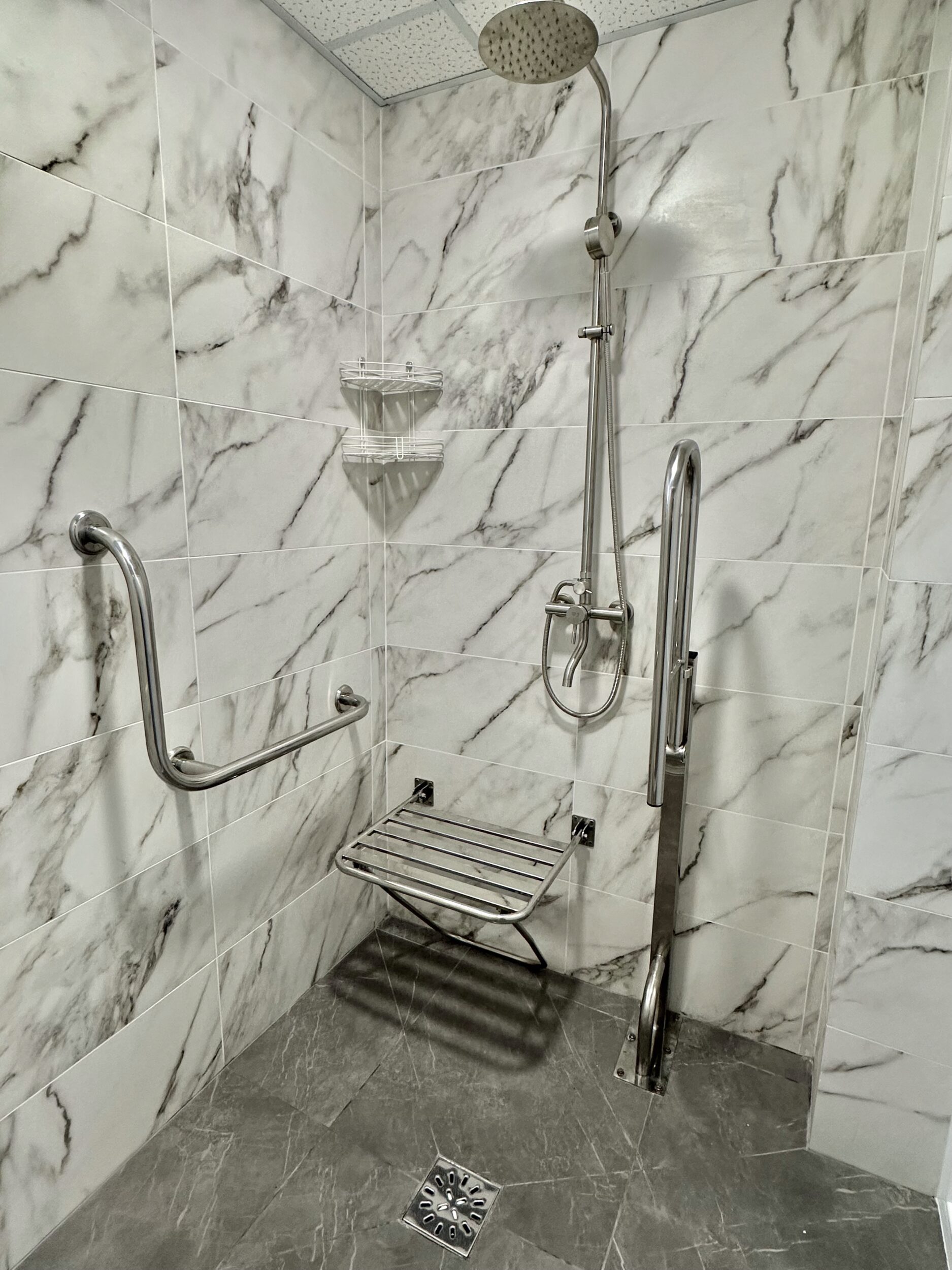 На першому поверсі розташована одна душова чоловіча, в якій функціонує вісім кабінок, та друга душова – жіноча на дванадцять кабінок.