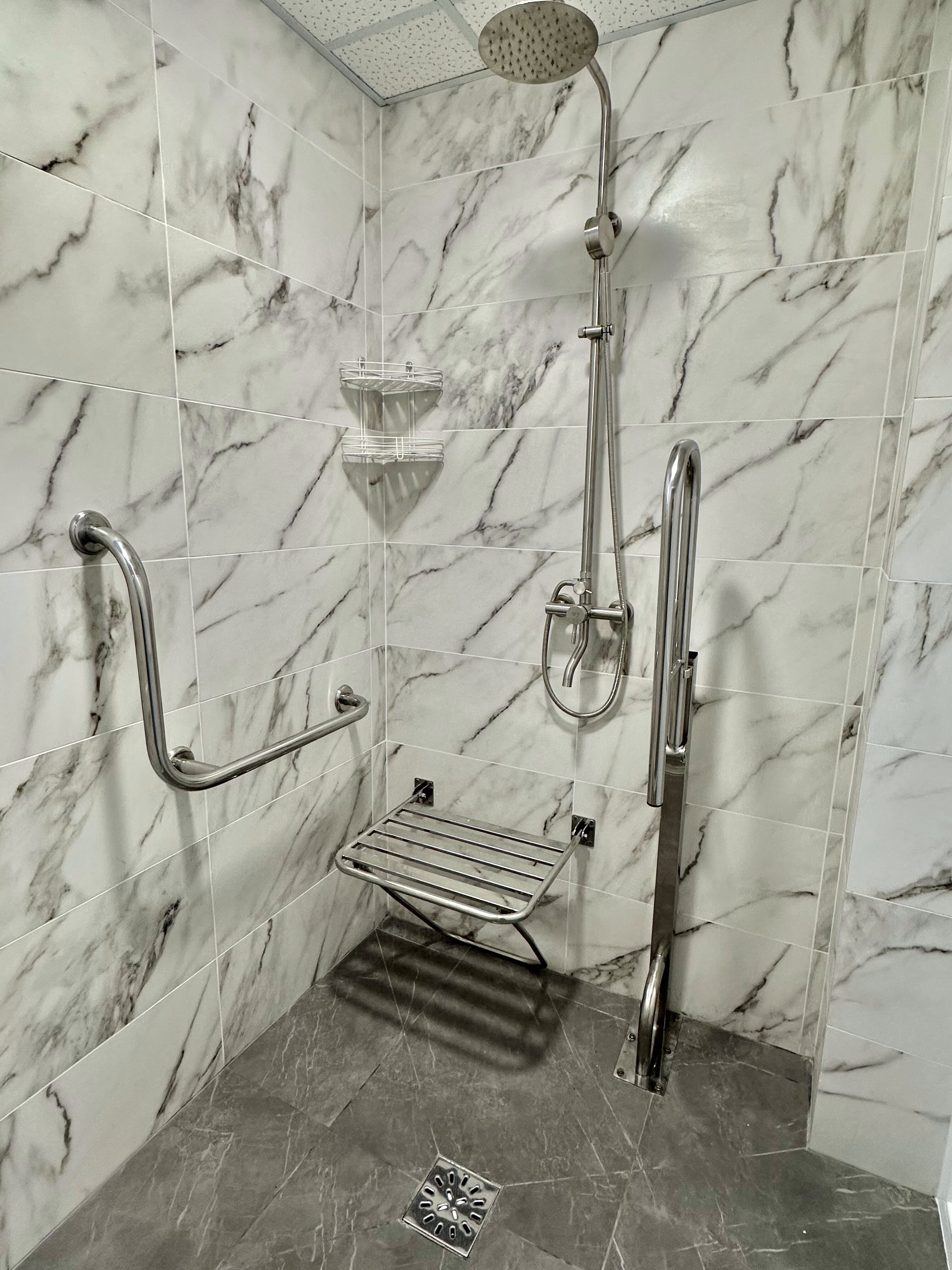 On the first floor, there is one men's shower room with eight stalls and a second shower room—for women—with twelve stalls.