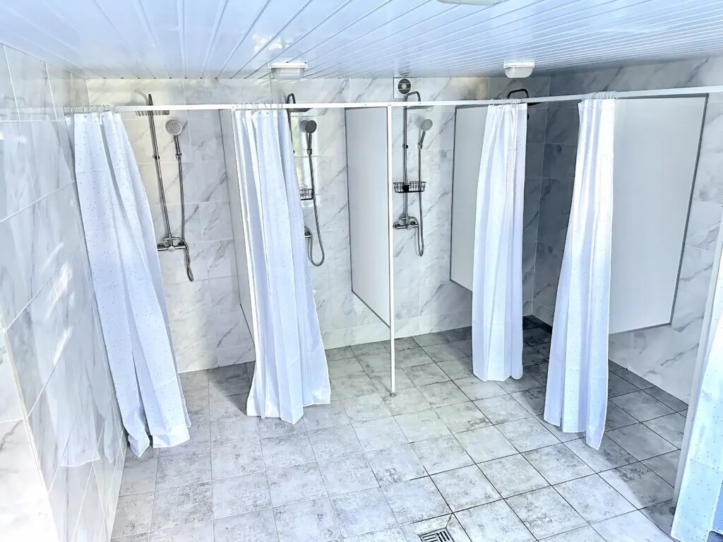 On the first floor, there is one men's shower room with eight stalls and a second shower room—for women—with twelve stalls.