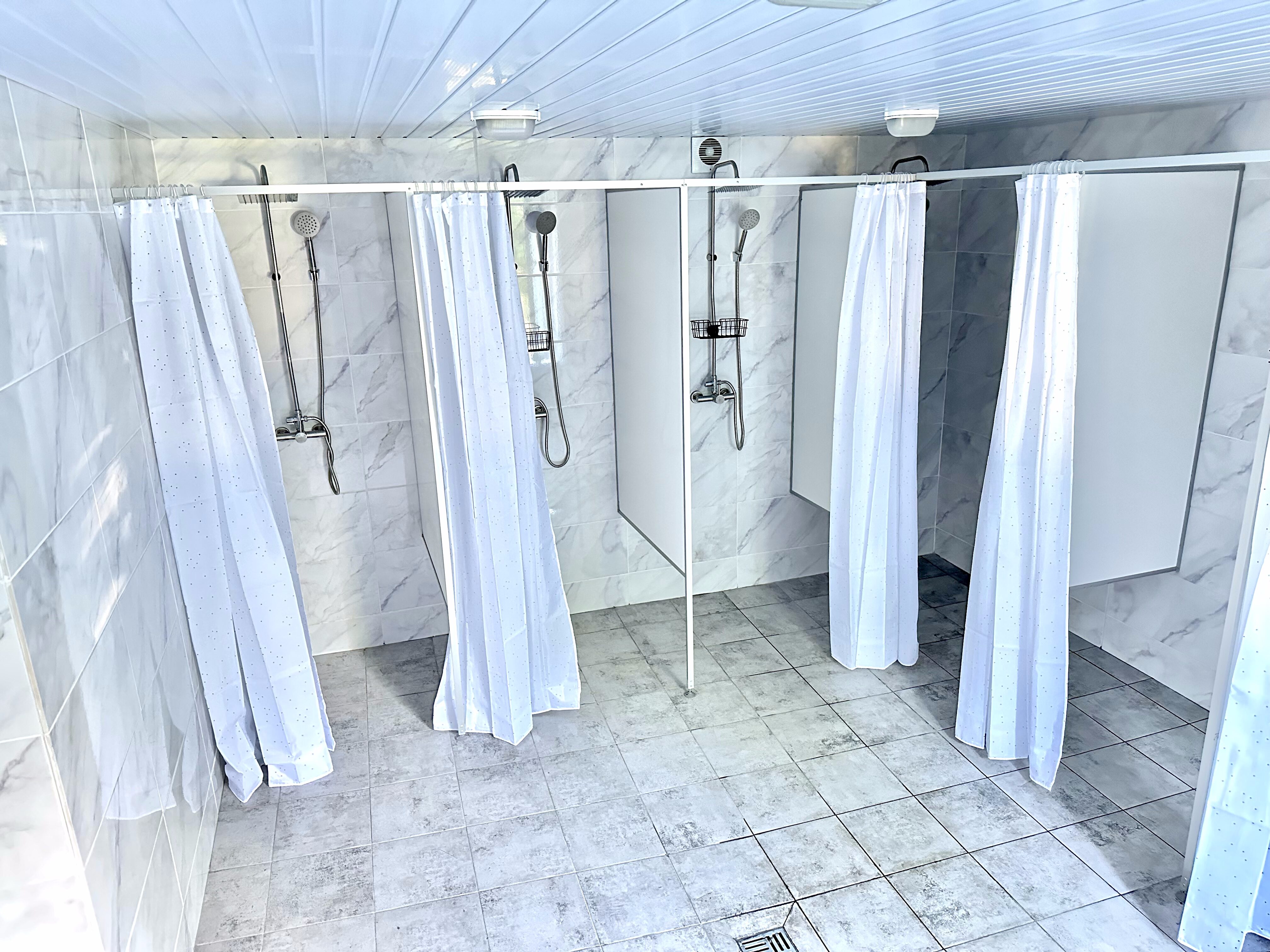 On the first floor, there is one men's shower room with eight stalls and a second shower room—for women—with twelve stalls.