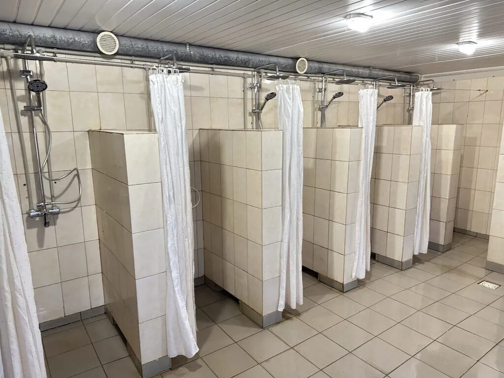On the first floor, there is one men's shower room with eight stalls and a second shower room—for women—with twelve stalls.