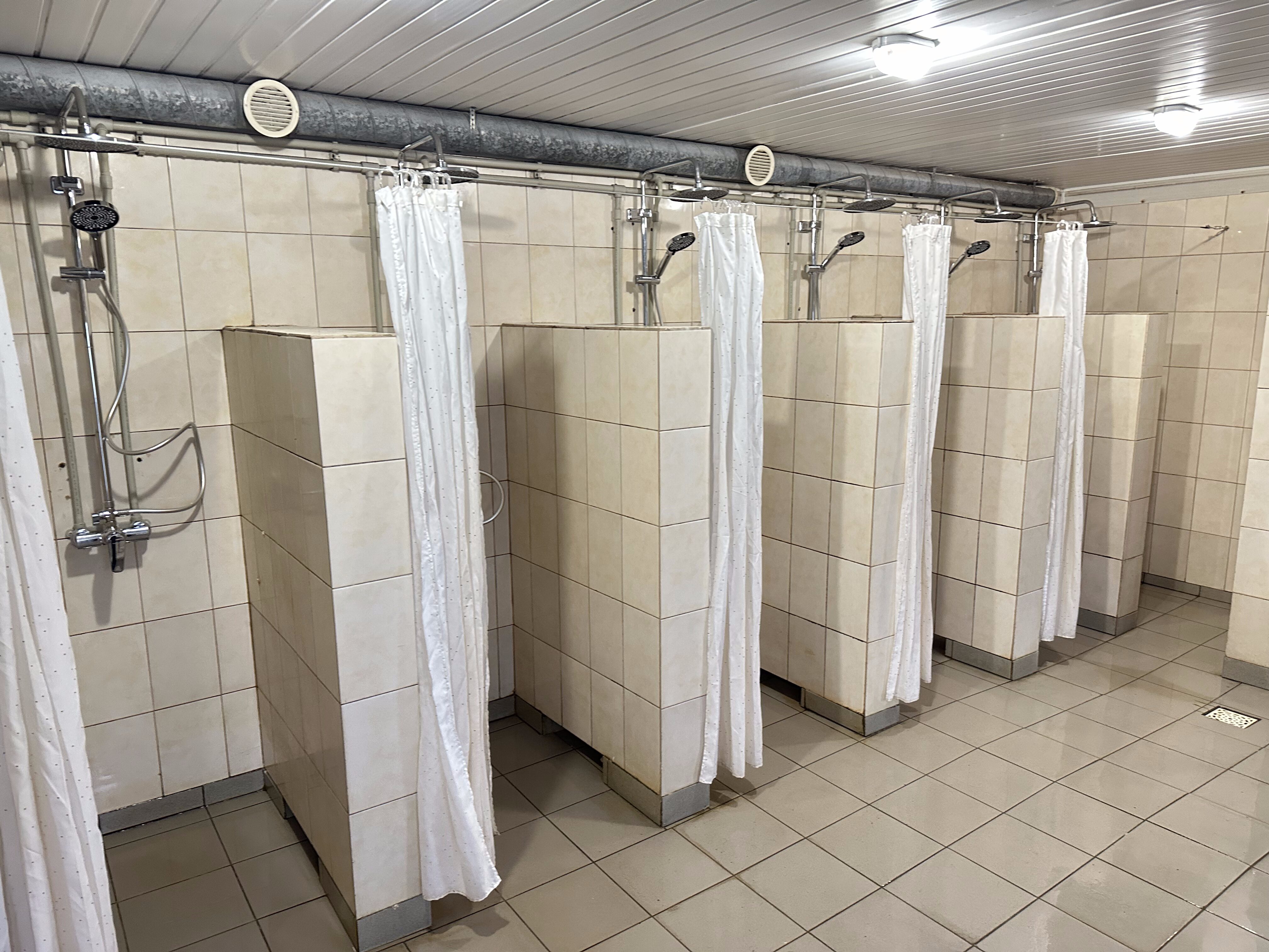 On the first floor, there is one men's shower room with eight stalls and a second shower room—for women—with twelve stalls.