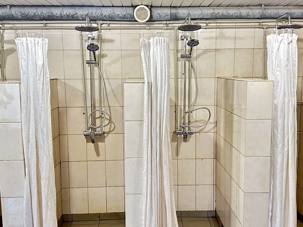 On the first floor, there is one men's shower room with eight stalls and a second shower room—for women—with twelve stalls.