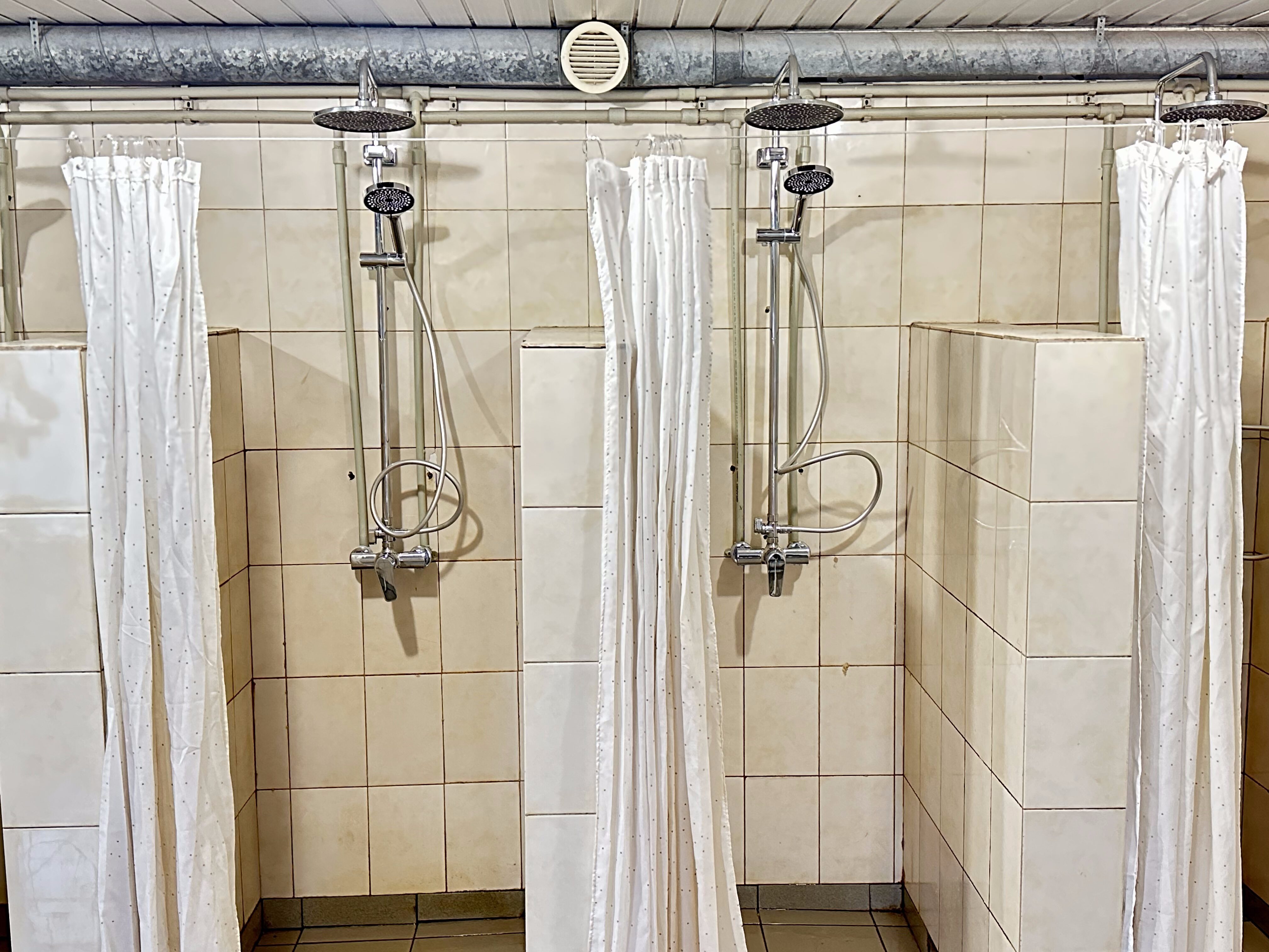 On the first floor, there is one men's shower room with eight stalls and a second shower room—for women—with twelve stalls.