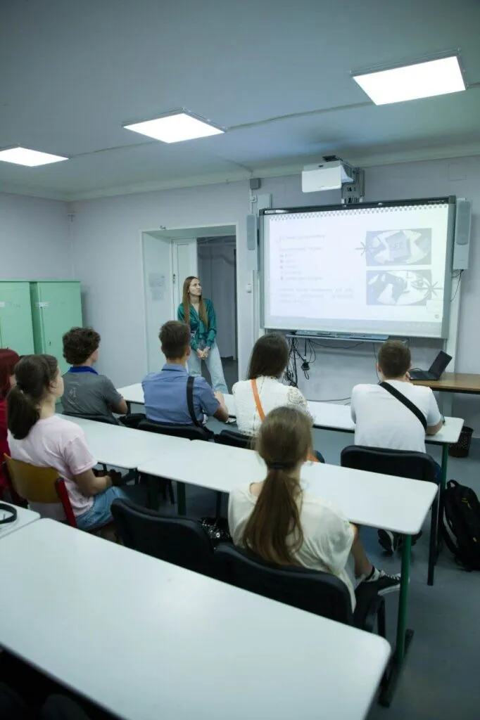 Учасники Медіашколи на занятті