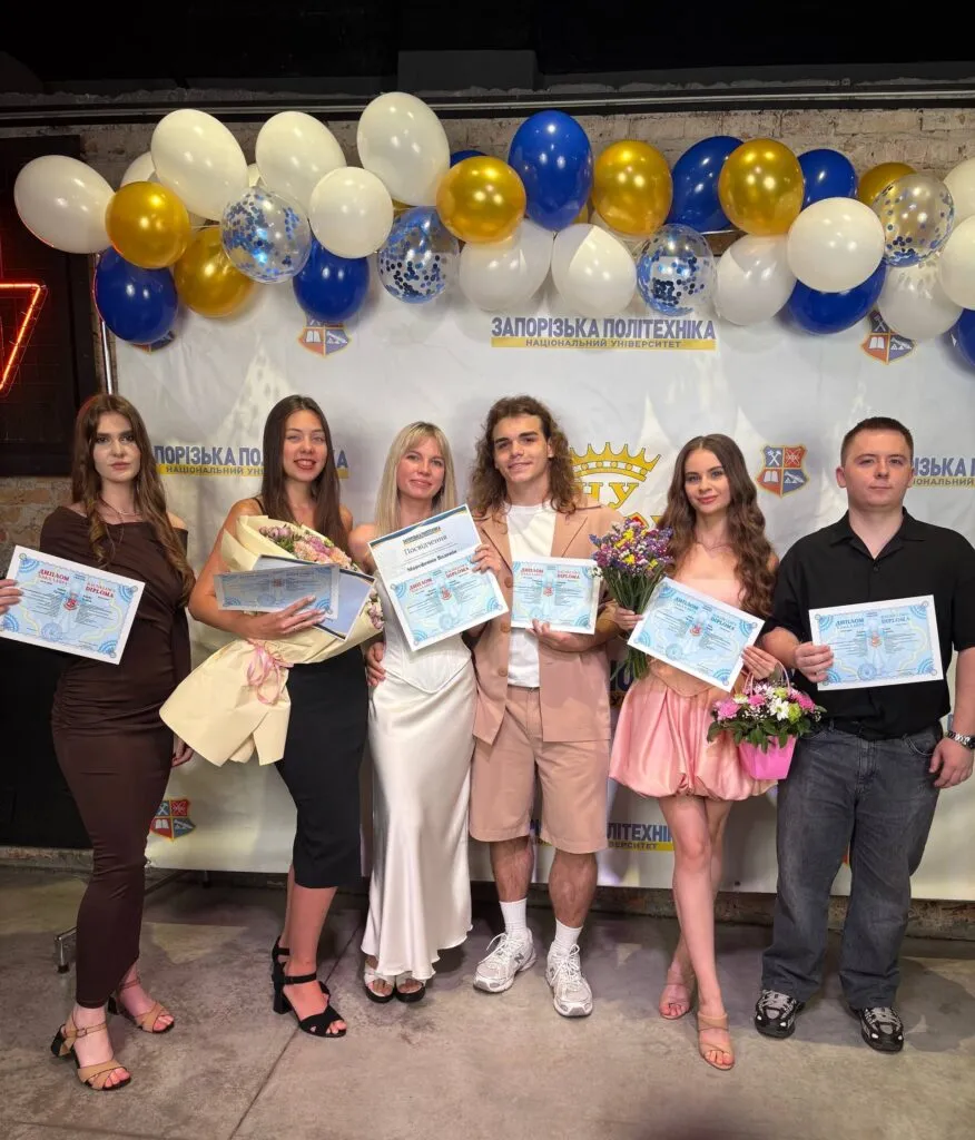 ЩИРО ВІТАЄМО ВИПУСКНИКІВ-БАКАЛАВРІВ З ОТРИМАННЯМ ДИПЛОМІВ!
